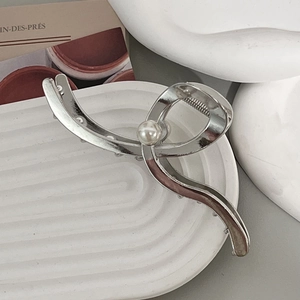 Eleganter Haarclip aus silbernem Metall mit Perle in minimalistischem Design