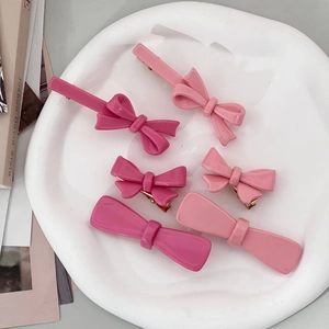 Set van 6 roze hars strik haarclips in aardbeien crème op een wit decoratief bord