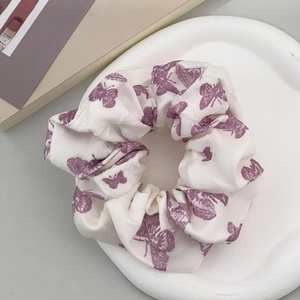 Elegante scrunchie bianco crema con stampa a farfalla viola in tessuto tipo raso