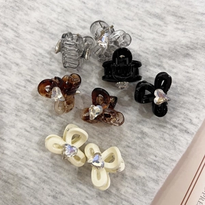 Lot de mini pinces à cheveux nœud et cœur strass en noir, crème et motif tortue