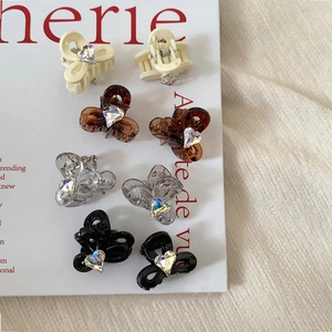 Détail de mini pinces à cheveux en forme de cœur avec strass en quatre couleurs variées