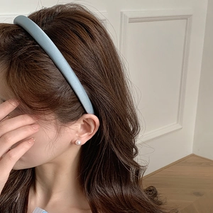Serre-tête élégant en satin bleu Morandi avec design rembourré minimaliste pour femmes chic