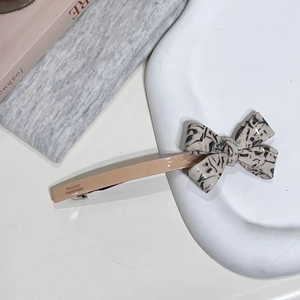 Détail de la pince en acétate France Handmade avec nœud marbré et finition polie