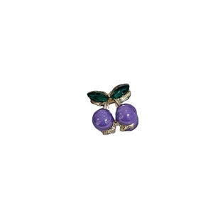 Mini pince à cheveux cerise avec perles violettes et feuilles en cristal vert doré