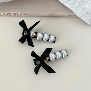 Barrettes à cheveux élégantes avec nœuds en satin noir, perles de cœur et strass brillants