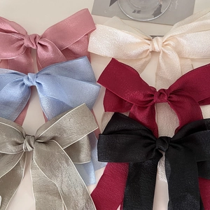 Elegantes Set aus großen Schleifen-Haarspangen in verschiedenen Farben aus Glanzsatin