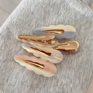 Barrettes à cheveux en acétate ondulé nacré dégradé avec pinces bec de canard dorées