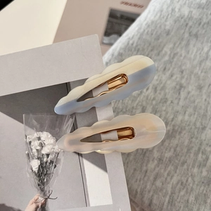 Lot de deux barrettes ondulées en acétate avec dégradé et motif marbré chic