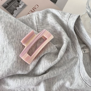 Haarklammer aus Acetat mit rosa Farbverlauf und Streifen in rechteckigem Design