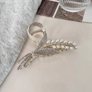 Pince à cheveux papillon dorée avec pierre œil de chat, perles et strass sur tissu gris