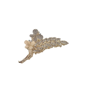 Pince à cheveux papillon dorée avec strass et ailes en opale pour coiffure élégante