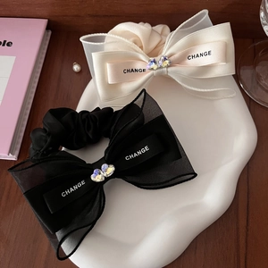 Elegante Haargummis aus Satin und Organza mit Herz-Kristall und 'CHANGE'-Schriftzug