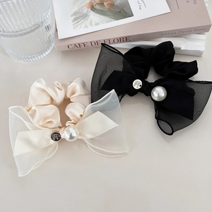 Ensemble de chouchous à nœuds élégants avec perles et breloque en satin noir et crème