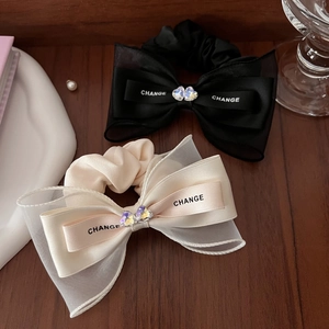 Elegante schwarze und beige Haargummis mit Organza-Schleifen und Herz-Kristallen