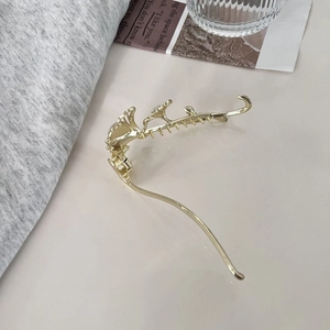 Pince à cheveux ginkgo dorée élégante avec pierre œil de chat et perles sur surface