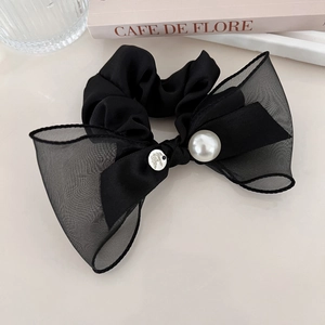 Chouchou élégant en maille noire avec nœud papillon, perle blanche et breloque argentée