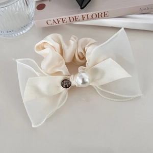 Chouchou élégant crème avec perle et nœud en organza pour un style raffiné