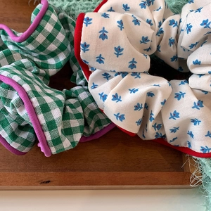 Λουλουδάτα και καρό scrunchies με χρωματιστές άκρες σε ξύλινο δίσκο και βελούδο