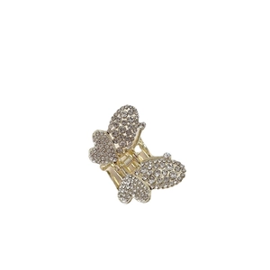 Elegante fermaglio per capelli a farfalla dorato con perle e strass su sfondo bianco