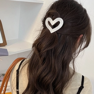 Elegant white marble pattern heart-shaped hair clip for women's half-up hairstyles