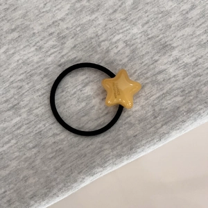 Détail de l'étoile en résine jaune sur élastique noir avec texte France handmade gravé