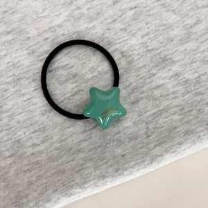 Détail de l'élastique étoile vert menthe avec texte France Handmade sur fond tricoté