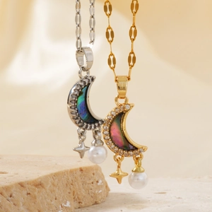 Collar con colgante de luna y estrella, incrustación de concha y perlas en oro y plata