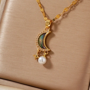 Collar de luna dorada con incrustación de circón y estrella de perla en joyero