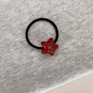 Détail de l'élastique étoile rouge avec lettrage doré France Handmade sur le bandeau