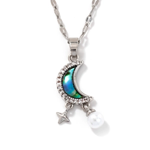 Collar plateado con colgante de luna, incrustación de abalón, estrella y perla