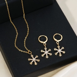 Goldenes Schneeflocken Schmuckset mit Halskette und Ohrringen mit funkelnden Zirkonia