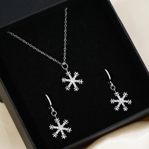 Elegantes 2024 Schneeflocken-Schmuckset mit Zirkonia-Halskette und Ohrsteckern