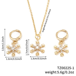 Detailansicht von goldenem Schneeflocken Schmuckset mit Zirkonia Steinen und Abmessungen