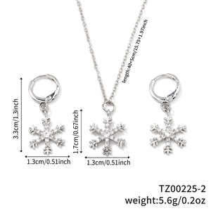 Detailansicht des silbernen Schneeflocken Schmucksets mit Zirkonia Steinen und Maßen