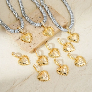 Eleganter goldener Herz-Buchstaben-Anhänger mit Zirkonia und silberner Diamantkette