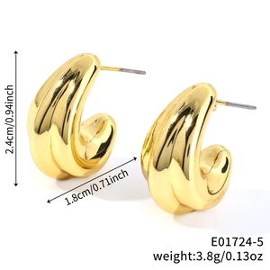 Detail showing gold ribbed C-shape earrings with size 2.4cm and weight 3.8g info