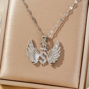 Collana con pendente segno dollaro e ali d'angelo con zirconi in finitura argento