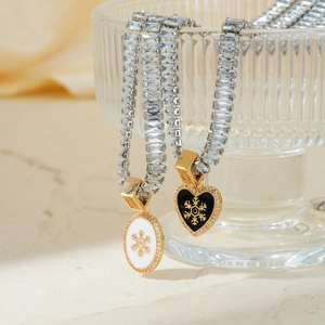 Détail macro de pendentifs flocon de neige avec chaîne tennis en zircon doré et argent