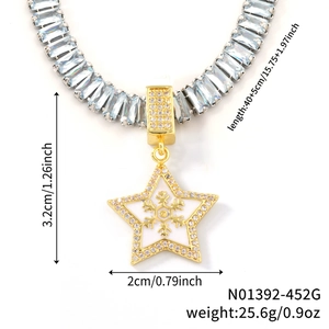 Vue détaillée du collier pendentif flocon de neige avec dimensions et données techniques