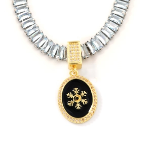 Collier élégant avec pendentif flocon de neige, zircons bleus et détails dorés