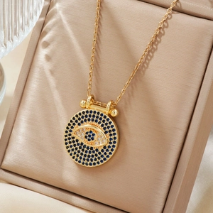 Collar con colgante de ojo turco azul bañado en oro con piedras de circonita brillante