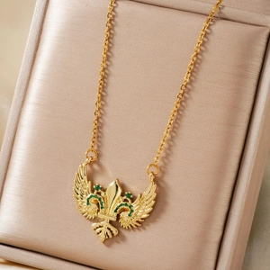Collar vintage de alas doradas con flor de lis y circonitas verdes en estuche de regalo