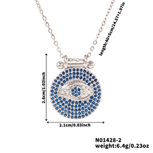 Vista de detalle de dimensiones y colgante de ojo turco azul en cadena de plata