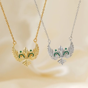 Collar de ala flor de lis con piedras verdes en acabado oro y plata sobre seda