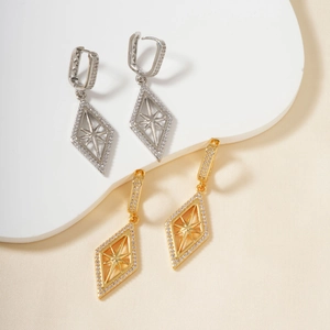 Boucles d'oreilles losanges et étoiles avec zircons pavés en finitions dorée et argent
