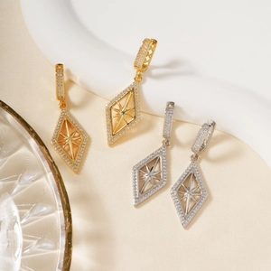 Détails des boucles d'oreilles en éventail dorées et argentées avec incrustation de zircon