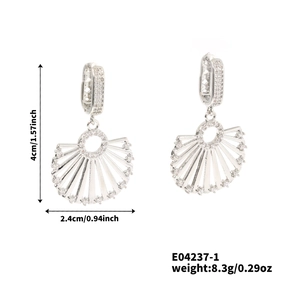Vue détaillée des boucles d'oreilles en argent avec zircons, taille 4cm par 2,4cm