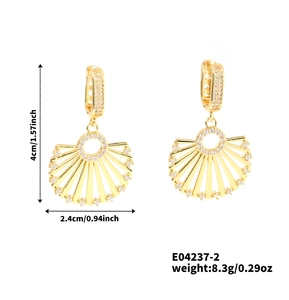 Vue détaillée de boucles d'oreilles dorées en éventail avec pavé de zircons cubiques