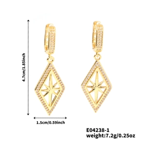 Vue détaillée des boucles d'oreilles géométriques dorées avec étoile en zircon et dimensions