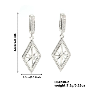 Vue détaillée des boucles d'oreilles losanges en argent serties avec dimensions